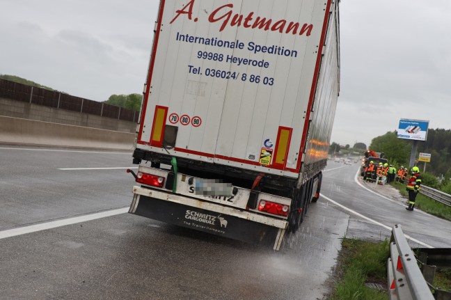 Auffahrunfall zwischen Kleintransporter und LKW auf Westautobahn bei Vorchdorf