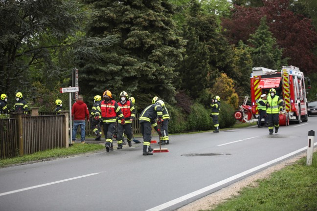 Aufräumarbeiten nach Verkehrsunfall in Kirchberg-Thening
