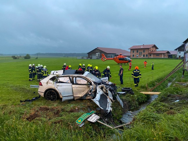 Schwerverletzter bei heftigem Fahrzeugüberschlag in Feldkirchen bei Mattighofen