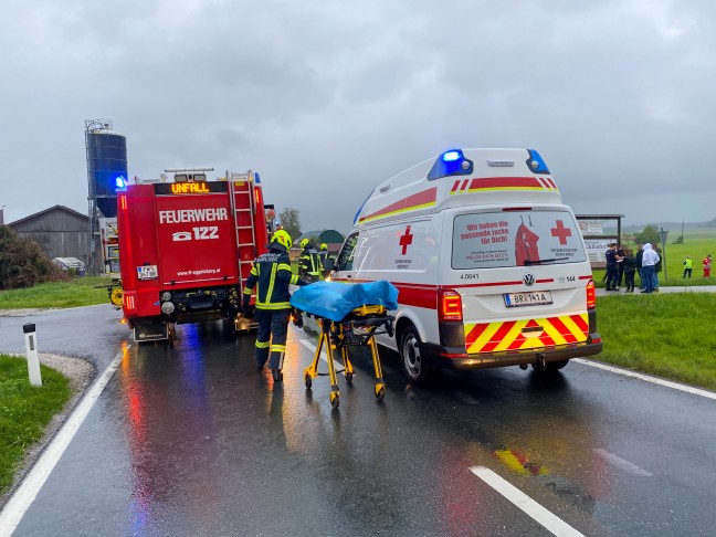 Schwerverletzter bei heftigem Fahrzeugüberschlag in Feldkirchen bei Mattighofen