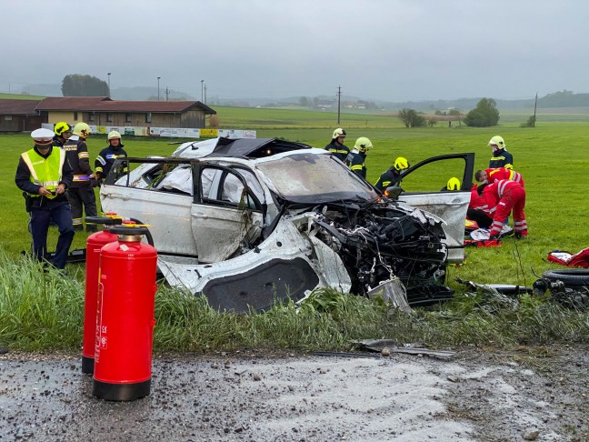 Schwerverletzter bei heftigem Fahrzeugüberschlag in Feldkirchen bei Mattighofen