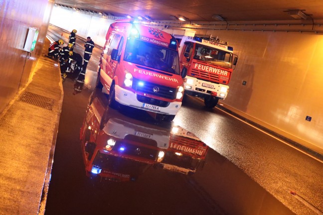 Überflutung: Große Pfütze im Tunnel Neubau in Hörsching sorgt für Einsatz der Feuerwehr