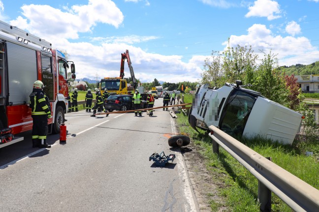 Schwerer Crash zwischen Kleinbus und PKW auf Salzkammergutstraße in Gmunden