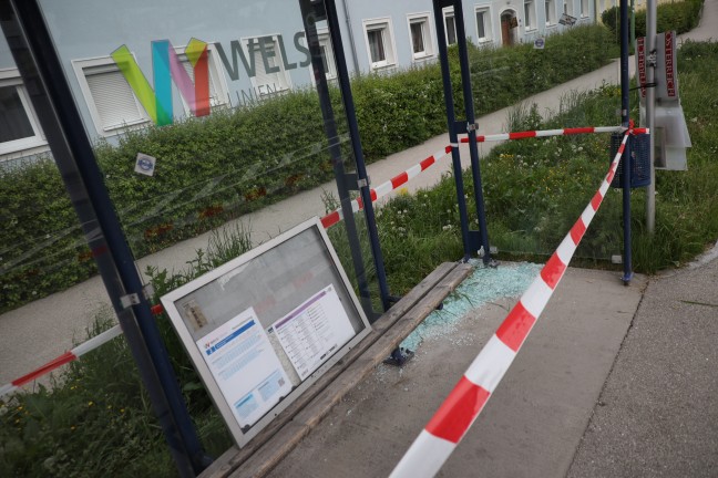 Glassplitter: Einsatzkräfte der Feuerwehr bei Bushaltestelle in Wels-Vogelweide im Einsatz