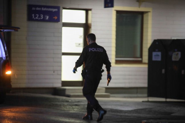 Mann (18) hantierte am Bahnhof in Marchtrenk mit Schreckschusspistole - Großeinsatz der Polizei