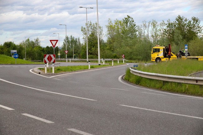 Schwerer Motorradunfall in einem Kreisverkehr der Kremstalstraße in Ansfelden