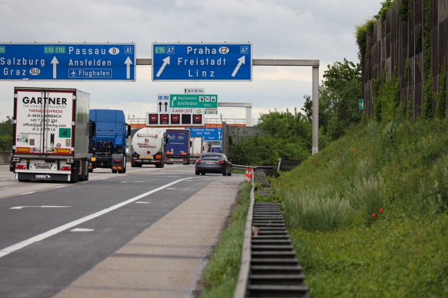 Schwerer Crash zwischen mehreren PKW und einem LKW auf Westautobahn bei Ansfelden