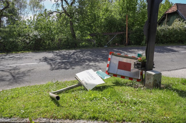 Telefonleitung und Verkehrszeichen bei Unfall in Edt bei Lambach beschädigt