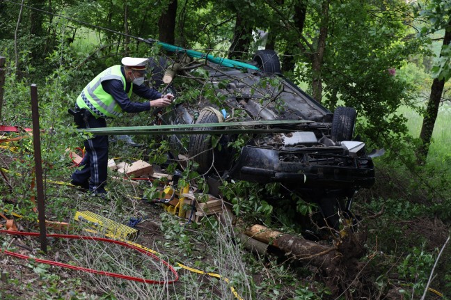 Auto gegen Baum: Zwei teils Schwerverletzte bei Verkehrsunfall auf Eferdinger Straße in Hinzenbach