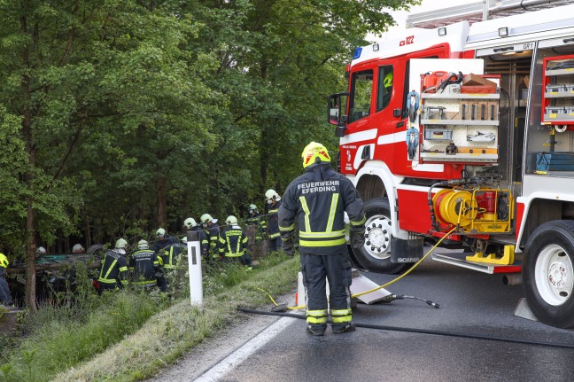 Auto gegen Baum: Zwei teils Schwerverletzte bei Verkehrsunfall auf Eferdinger Straße in Hinzenbach