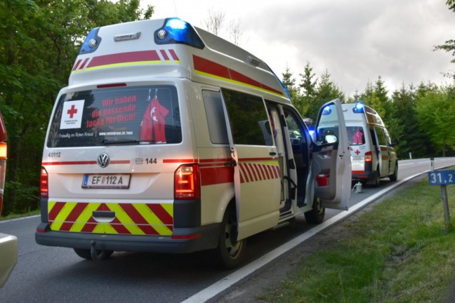 Auto gegen Baum: Zwei teils Schwerverletzte bei Verkehrsunfall auf Eferdinger Strae in Hinzenbach