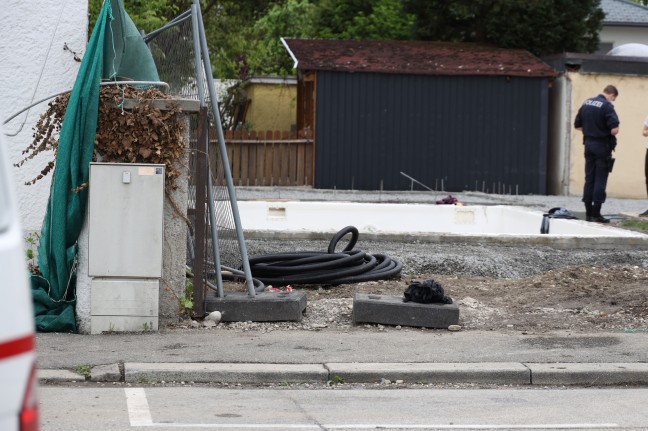 Personenrettung: Verletzte Person in Wels-Innenstadt nach Sturz von Einsatzkrften aus Pool gerettet