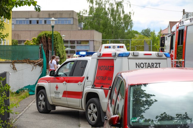 Personenrettung: Verletzte Person in Wels-Innenstadt nach Sturz von Einsatzkrften aus Pool gerettet