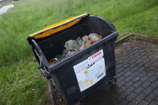 Rauchender Müllcontainer in Schiedlberg sorgt für größeren Einsatz der Feuerwehr