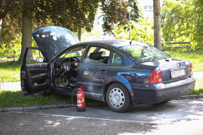 Brand im Innenraum eines abgestellten Autos in Wels-Neustadt