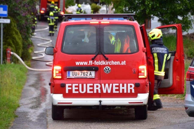 Brand eines Holzstapels in Feldkirchen an der Donau sorgt für Einsatz zweier Feuerwehren
