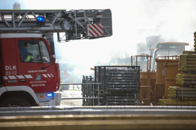 Brand einer Baumaschine in Marchtrenk durch Einsatzkräfte zweier Feuerwehren rasch gelöscht
