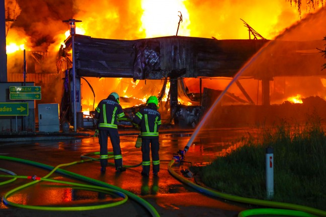 Großbrand: Gewerbeobjekt in Pasching in Vollbrand