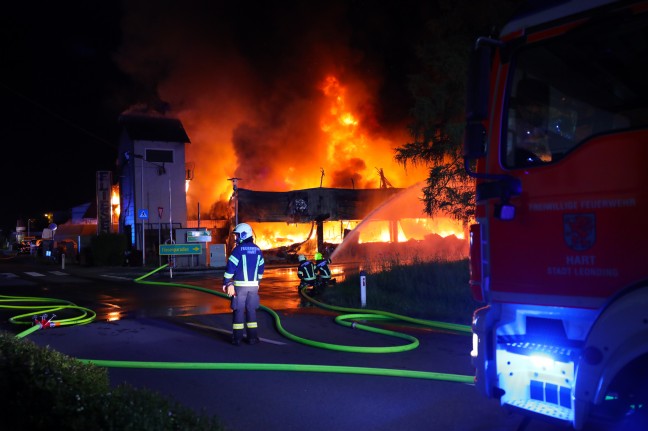 Großbrand: Gewerbeobjekt in Pasching in Vollbrand