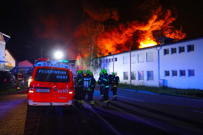 Großbrand: Gewerbeobjekt in Pasching in Vollbrand