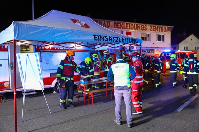 Großbrand: Gewerbeobjekt in Pasching in Vollbrand