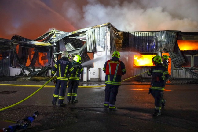 Grobrand: Gewerbeobjekt in Pasching in Vollbrand