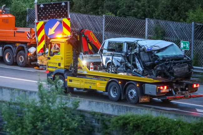 Zwei Tote bei schwerem Crash mit Baustellenfahrzeug auf Westautobahn bei St. Georgen im Attergau