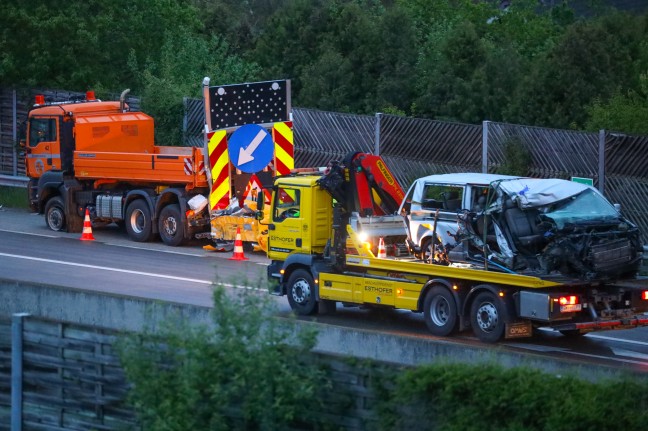 Zwei Tote bei schwerem Crash mit Baustellenfahrzeug auf Westautobahn bei St. Georgen im Attergau