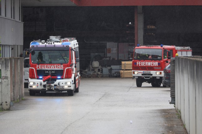 Einsatz nach gemeldetem Kabelbrand bei Unternehmen in Wels-Puchberg