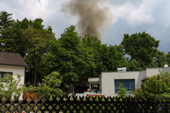 Brand einer Doppelgartenhtte in Wels-Schafwiesen