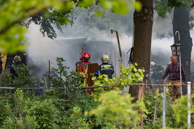 Brand einer Doppelgartenhtte in Wels-Schafwiesen