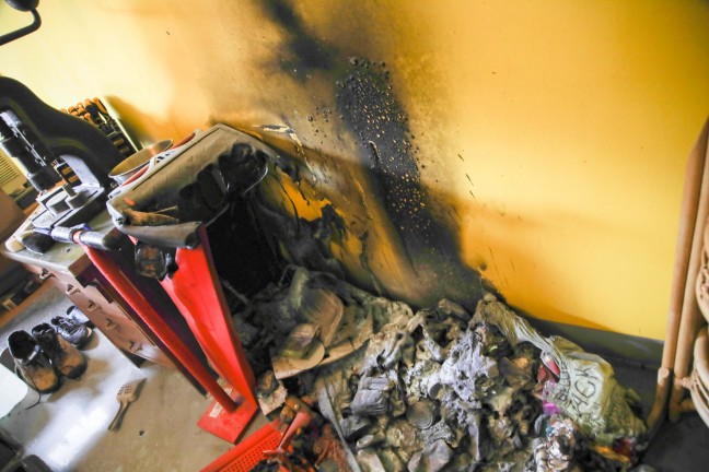Brand eines Akkus in einer Garagenwerkstatt in Marchtrenk vor Eintreffen der Feuerwehr gelöscht