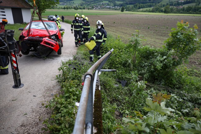 Auto gegen Brückengeländer: Einsatz nach schwerem Verkehrsunfall in Micheldorf in Oberösterreich