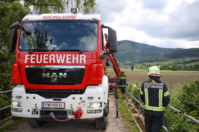 Auto gegen Brückengeländer: Einsatz nach schwerem Verkehrsunfall in Micheldorf in Oberösterreich