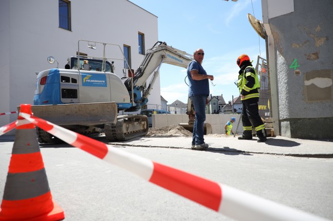 Gasleitung abgebaggert: Einsatz von Feuerwehr und Energieversorgungsunternehmen in Lambach