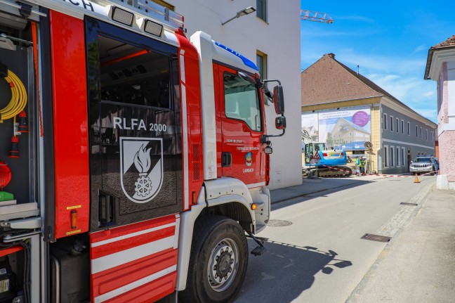 Gasleitung abgebaggert: Einsatz von Feuerwehr und Energieversorgungsunternehmen in Lambach