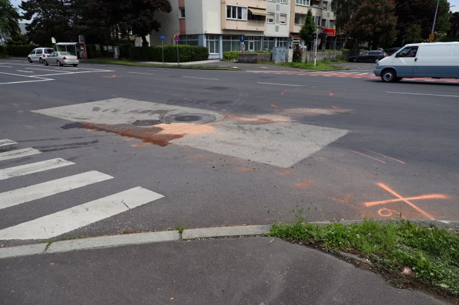 Fußgängerin (75) nach Kreuzungscrash in Linz-Bindermichl-Keferfeld von Rettungsauto erfasst und tödlich verletzt