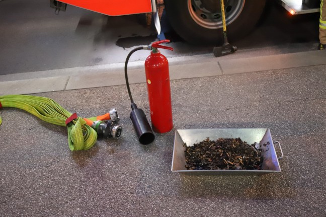 Brandeinsatz: Glosende Zigarettenstummel hinter Glaselement einer Haltestelle in Linz-Innere Stadt