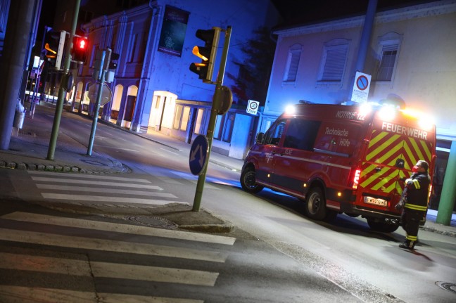 Glassplitter: Nchtlicher Einsatz der Feuerwehr in Wels-Innenstadt