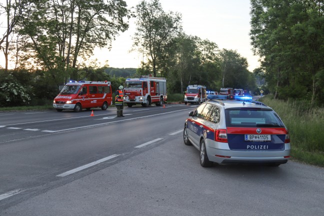 Lenker nach schwerem Verkehrsunfall auf Donaustraße bei Mauthausen im Unfallwrack eingeklemmt