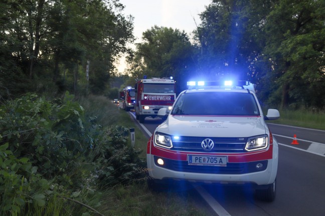 Lenker nach schwerem Verkehrsunfall auf Donaustraße bei Mauthausen im Unfallwrack eingeklemmt