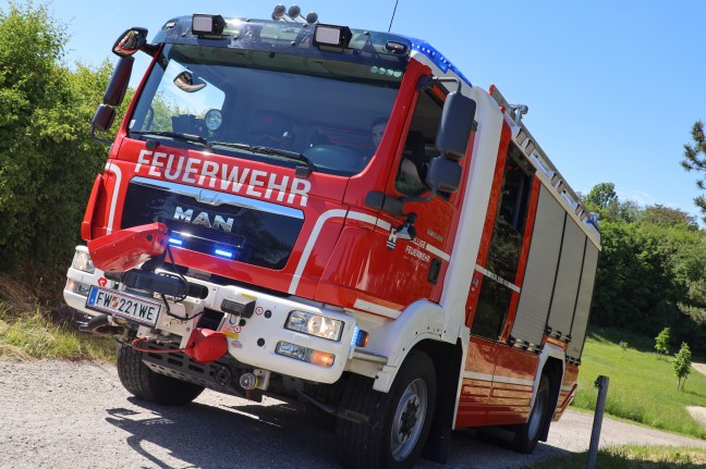 Einsatz der Feuerwehr: Tische in einem Park in Wels-Vogelweide angezndet