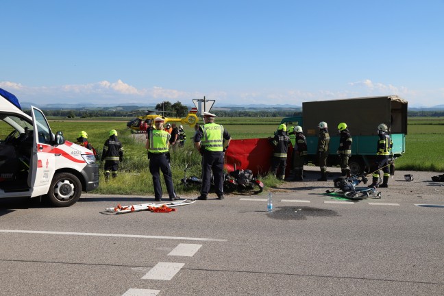 Auto rast in Gruppe: Zwei Tote bei schwerem Verkehrsunfall auf Donaustraße bei Baumgartenberg