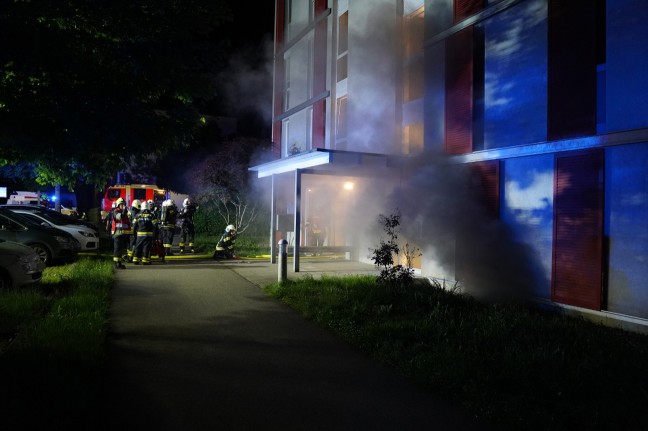 Drei Verletzte bei Kellerbrand in einem Mehrparteienwohnhaus in Leonding