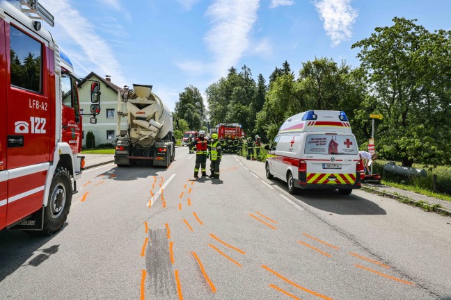 Schwerer Verkehrsunfall zwischen LKW und PKW auf Sauwaldstraße bei Brunnenthal