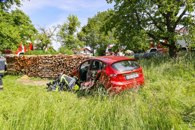 Schwerer Verkehrsunfall zwischen LKW und PKW auf Sauwaldstraße bei Brunnenthal