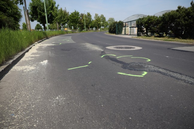 Kollision zwischen Leichtmotorrad und PKW in Wels-Neustadt fordert zwei Schwerverletzte