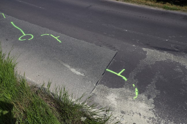 Kollision zwischen Leichtmotorrad und PKW in Wels-Neustadt fordert zwei Schwerverletzte