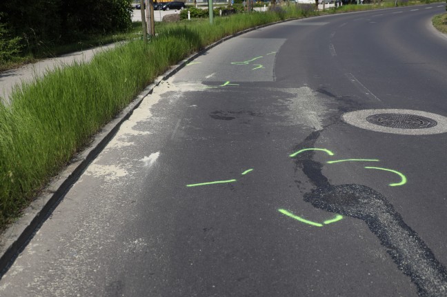 Kollision zwischen Leichtmotorrad und PKW in Wels-Neustadt fordert zwei Schwerverletzte