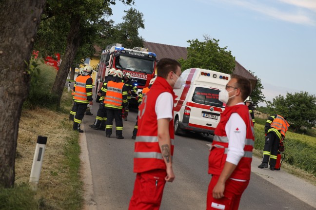 Auto landet im Feld: Schwerer Verkehrsunfall bei Buchkirchen endet glimpflich